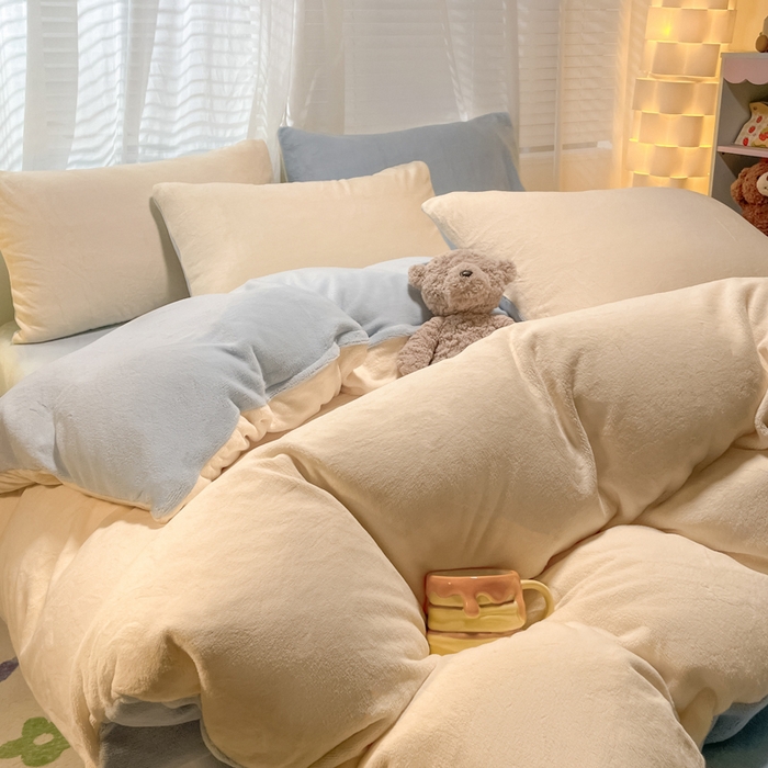 91家纺网 家纺一手货源 找家纺 仔仔熊 2025新款牛奶绒纯色双拼四件套 黄色+蓝色