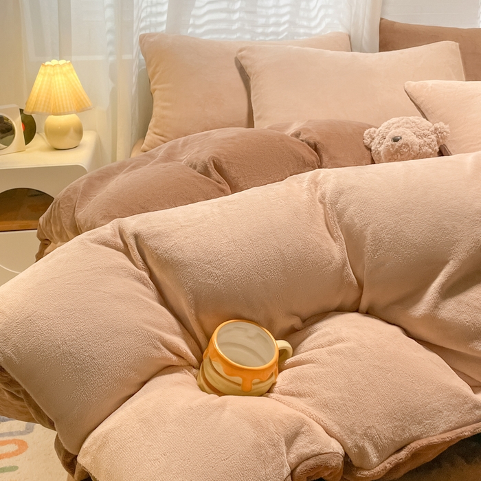 91家纺网 家纺一手货源 找家纺 仔仔熊 2025新款牛奶绒纯色双拼四件套 卡其+咖色