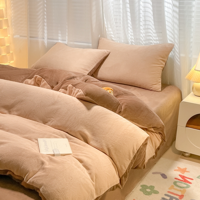 91家纺网 家纺一手货源 找家纺 仔仔熊 2025新款牛奶绒纯色双拼四件套 卡其+咖色