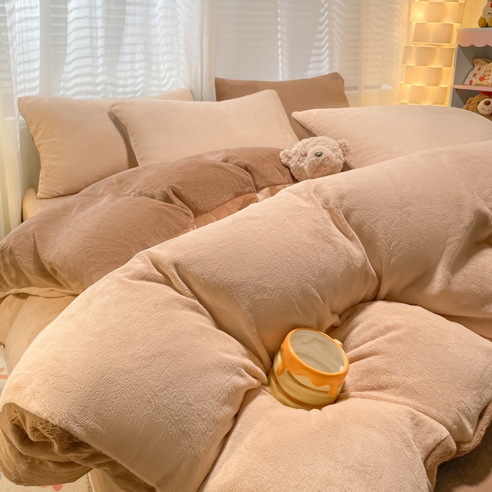 91家纺网 家纺一手货源 找家纺 仔仔熊 2025新款牛奶绒纯色双拼四件套 卡其+咖色