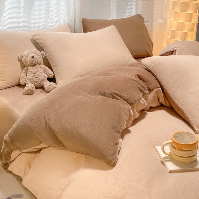 91家纺网 家纺一手货源 找家纺 仔仔熊 2025新款牛奶绒纯色双拼四件套 卡其+咖色