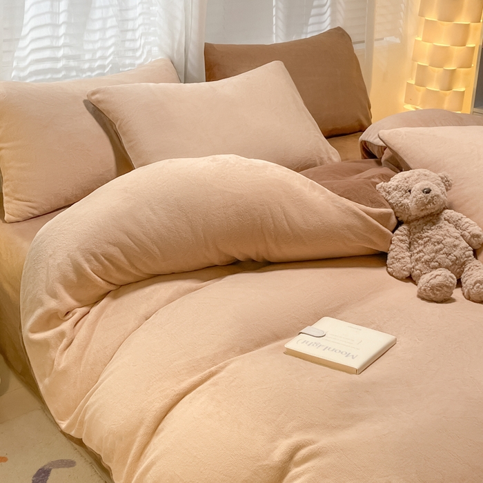 91家纺网 家纺一手货源 找家纺 仔仔熊 2025新款牛奶绒纯色双拼四件套 卡其+咖色