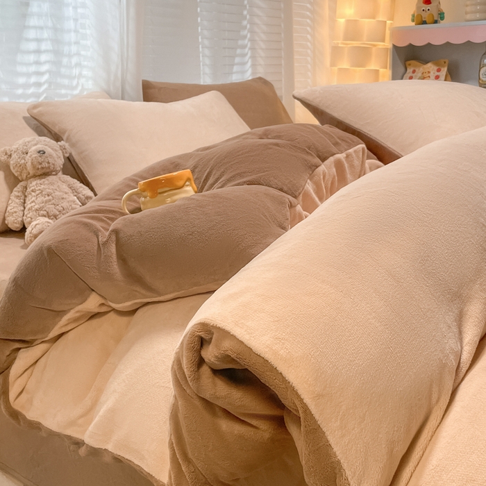 91家纺网 家纺一手货源 找家纺 仔仔熊 2025新款牛奶绒纯色双拼四件套 卡其+咖色