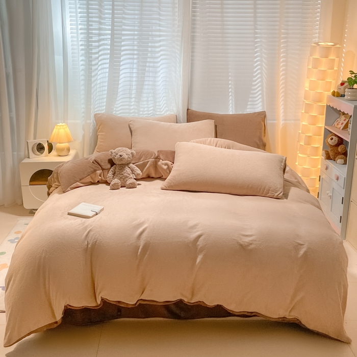 91家纺网 家纺一手货源 找家纺 仔仔熊 2025新款牛奶绒纯色双拼四件套 卡其+咖色