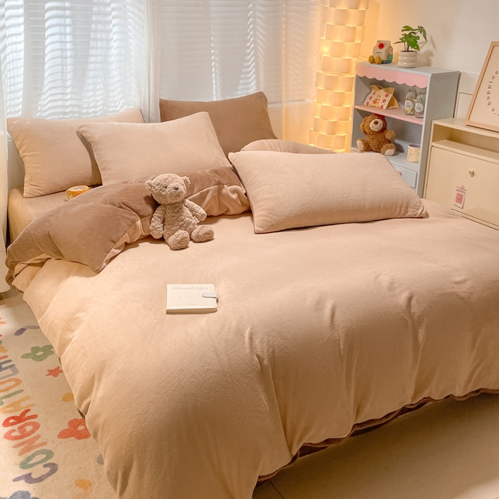 91家纺网 家纺一手货源 找家纺 仔仔熊 2025新款牛奶绒纯色双拼四件套 卡其+咖色