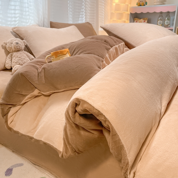 91家纺网 家纺一手货源 找家纺 仔仔熊 2025新款牛奶绒纯色双拼四件套 卡其+咖色