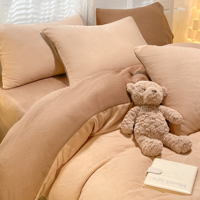 91家纺网 家纺一手货源 找家纺 仔仔熊 2025新款牛奶绒纯色双拼四件套 卡其+咖色