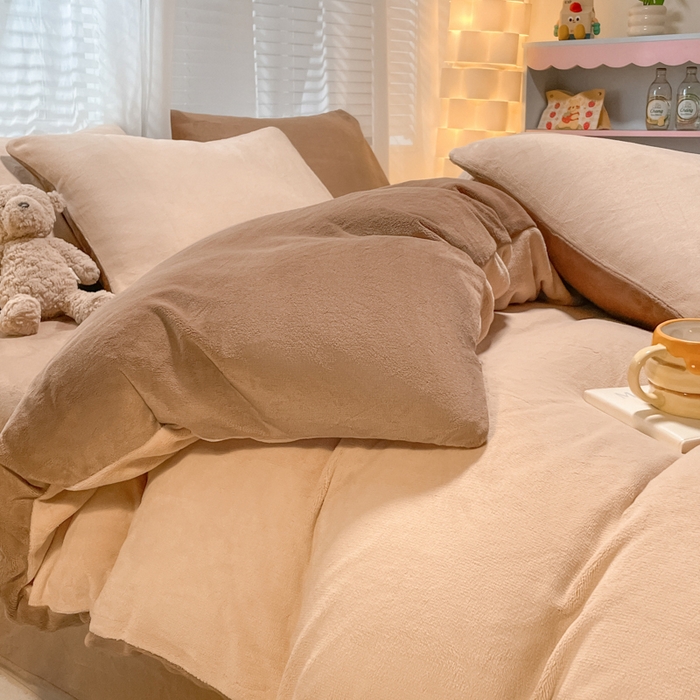 91家纺网 家纺一手货源 找家纺 仔仔熊 2025新款牛奶绒纯色双拼四件套 卡其+咖色