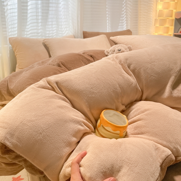 91家纺网 家纺一手货源 找家纺 仔仔熊 2025新款牛奶绒纯色双拼四件套 卡其+咖色