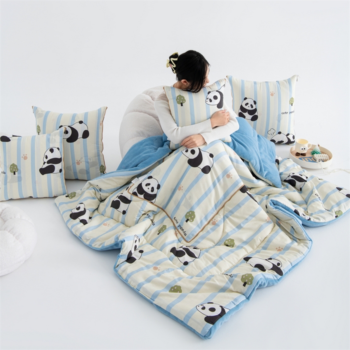 91家纺网 家纺一手货源 找家纺 照世家纺 2025新款A类棉加绒抗菌抱枕被系列 （控价：不能低于以下：小79，中号99，大120，加大140，超大160；低于零售价的链接，一经发现直接投诉下架，感谢大家的支持）趴趴熊猫