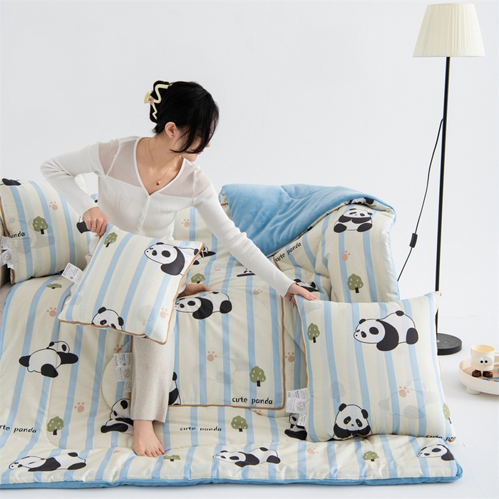 91家纺网 家纺一手货源 找家纺 照世家纺 2025新款A类棉加绒抗菌抱枕被系列 （控价：不能低于以下：小79，中号99，大120，加大140，超大160；低于零售价的链接，一经发现直接投诉下架，感谢大家的支持）趴趴熊猫