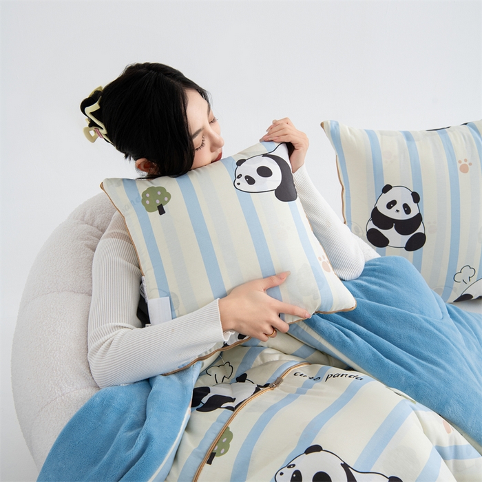91家纺网 家纺一手货源 找家纺 照世家纺 2025新款A类棉加绒抗菌抱枕被系列 （控价：不能低于以下：小79，中号99，大120，加大140，超大160；低于零售价的链接，一经发现直接投诉下架，感谢大家的支持）趴趴熊猫