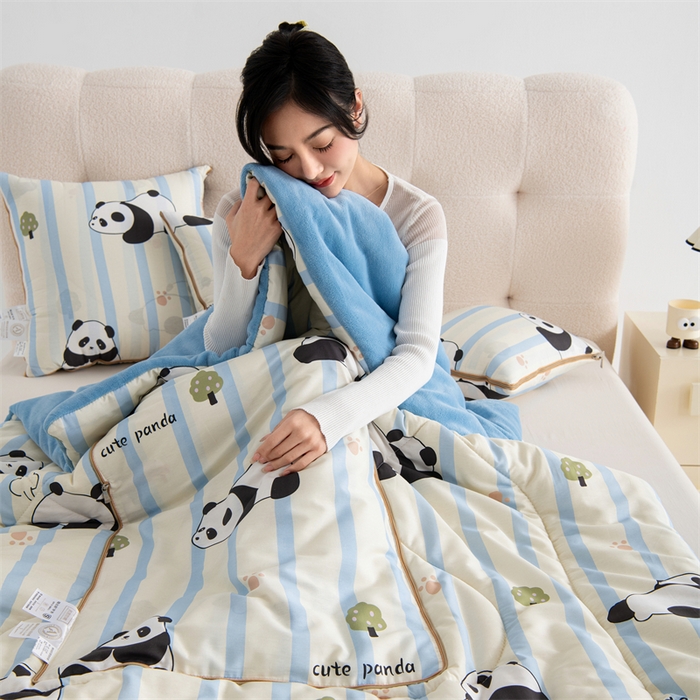 91家纺网 家纺一手货源 找家纺 照世家纺 2025新款A类棉加绒抗菌抱枕被系列 （控价：不能低于以下：小79，中号99，大120，加大140，超大160；低于零售价的链接，一经发现直接投诉下架，感谢大家的支持）趴趴熊猫