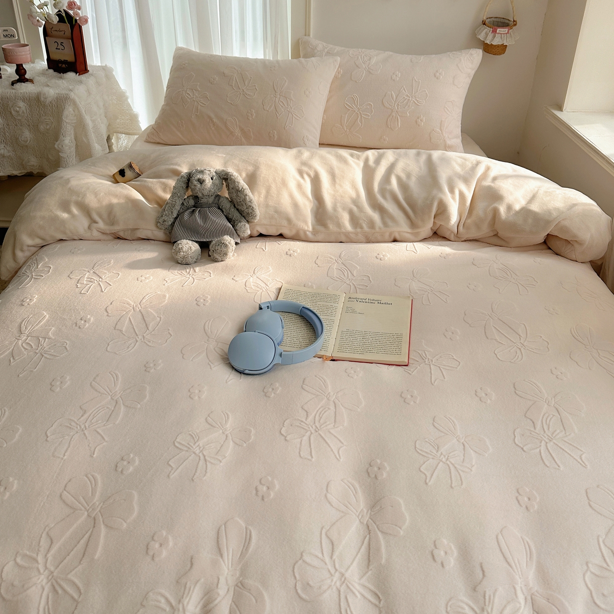 91家纺网 家纺一手货源 找家纺 （总）瑞钰 2025新款ins博士风蝴蝶全消光雕花暗合牛奶绒四件套