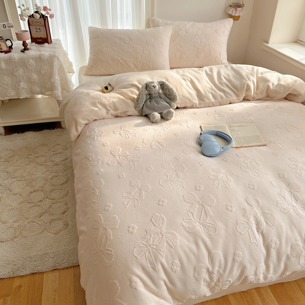 91家纺网 家纺一手货源 找家纺 （总）瑞钰 2025新款ins博士风蝴蝶全消光雕花暗合牛奶绒四件套