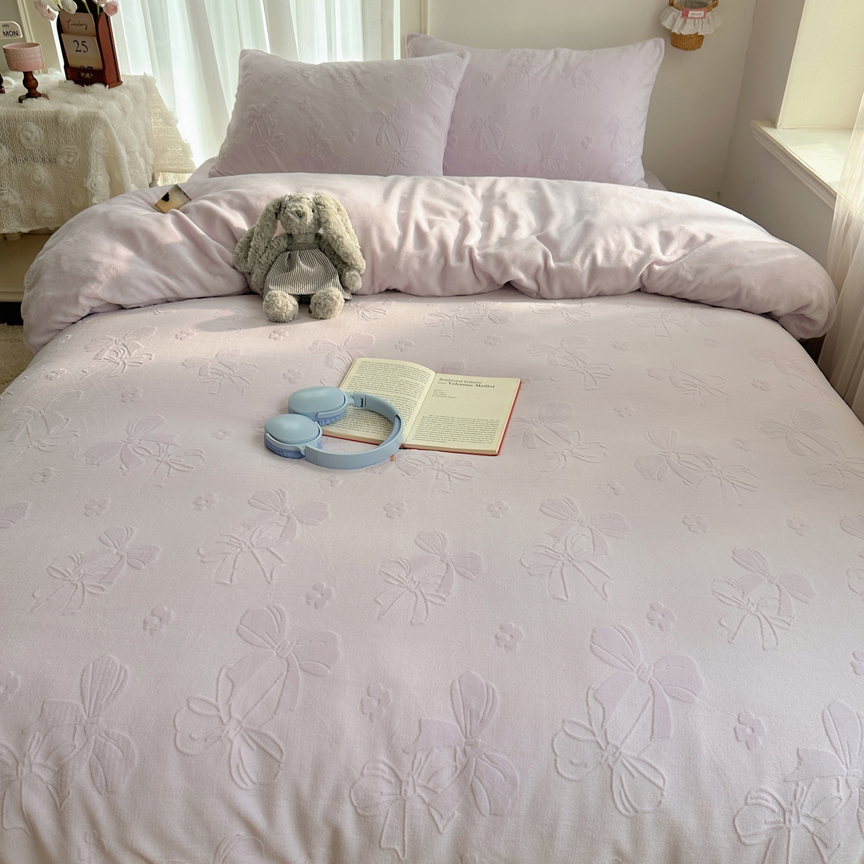 91家纺网 家纺一手货源 找家纺 瑞钰 2025新款ins博士风蝴蝶全消光雕花暗合牛奶绒四件套 蝴蝶结-浅紫