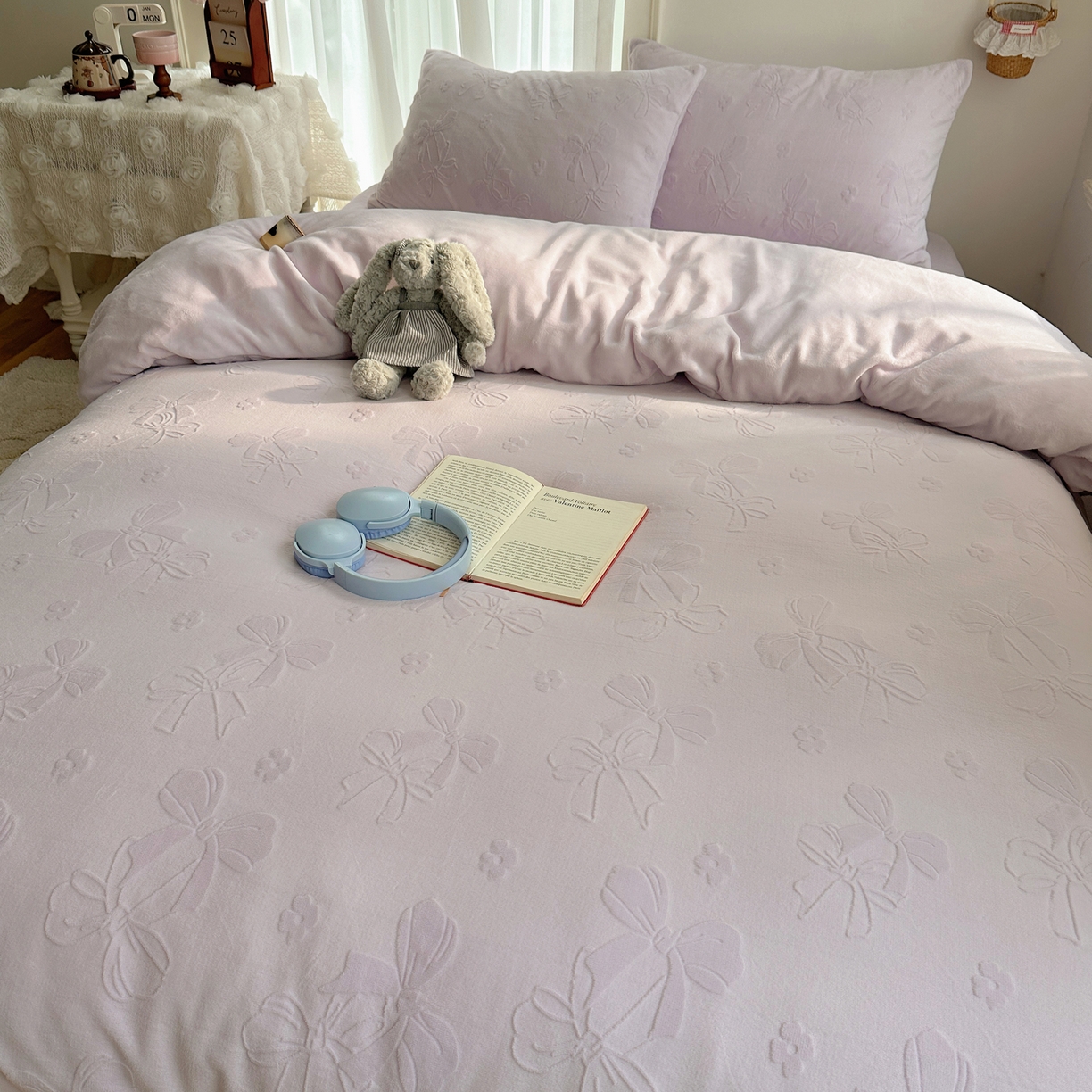 91家纺网 家纺一手货源 找家纺 瑞钰 2025新款ins博士风蝴蝶全消光雕花暗合牛奶绒四件套 蝴蝶结-浅紫