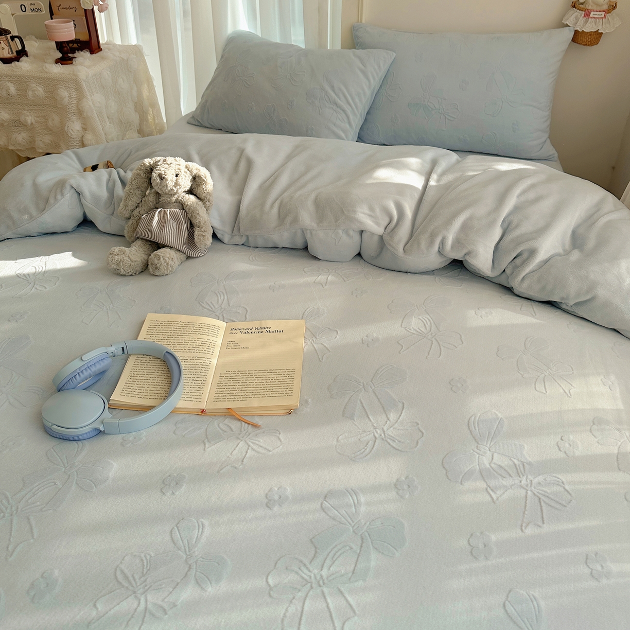 91家纺网 家纺一手货源 找家纺 瑞钰 2025新款ins博士风蝴蝶全消光雕花暗合牛奶绒四件套 蝴蝶结-浅蓝