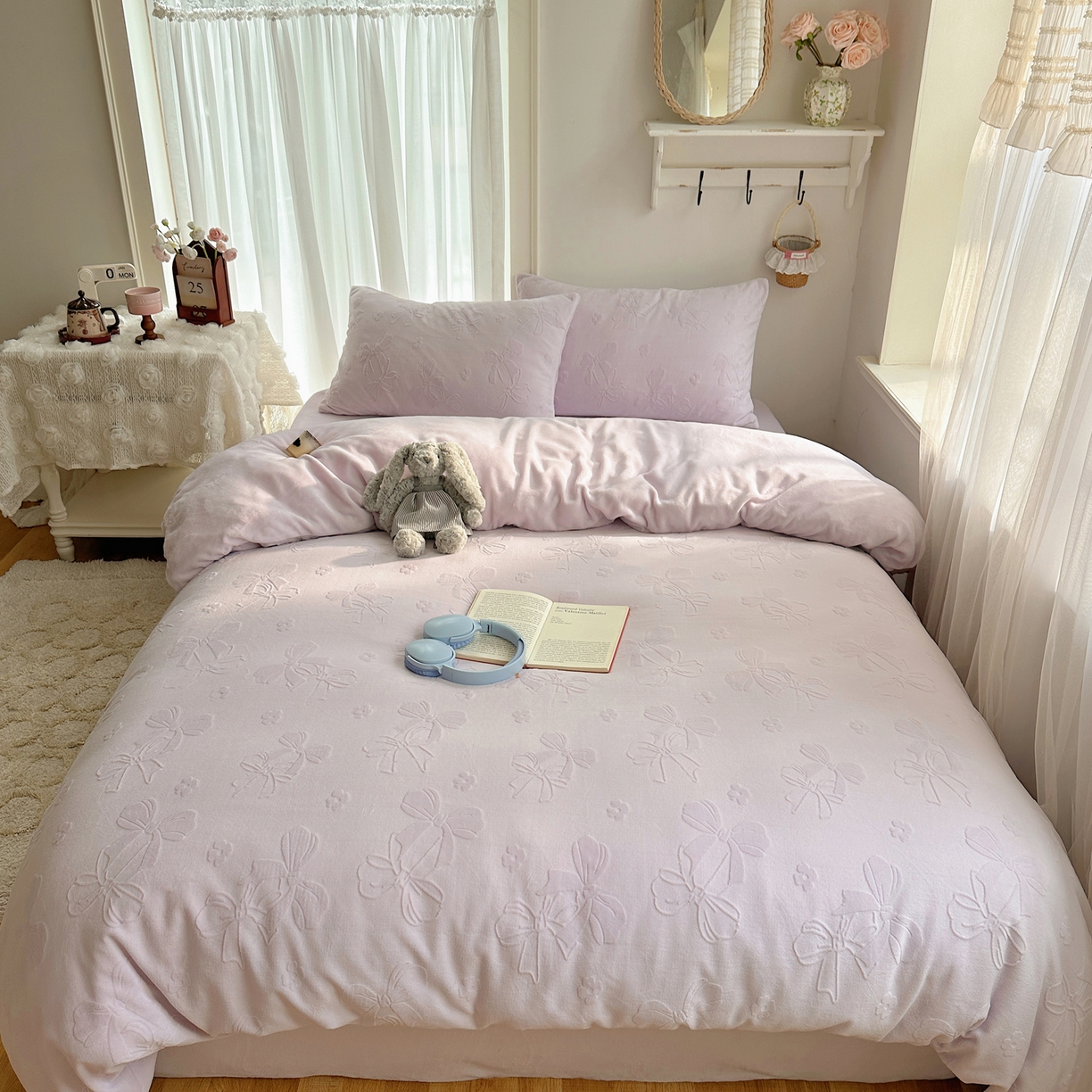 91家纺网 家纺一手货源 找家纺 瑞钰 2025新款ins博士风蝴蝶全消光雕花暗合牛奶绒四件套 蝴蝶结-浅紫