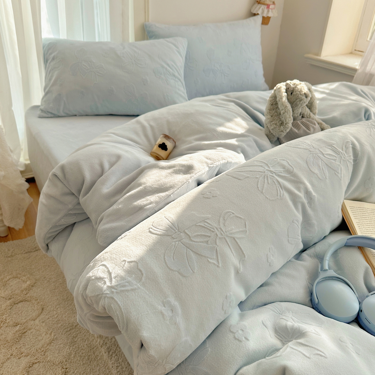 91家纺网 家纺一手货源 找家纺 瑞钰 2025新款ins博士风蝴蝶全消光雕花暗合牛奶绒四件套 蝴蝶结-浅蓝