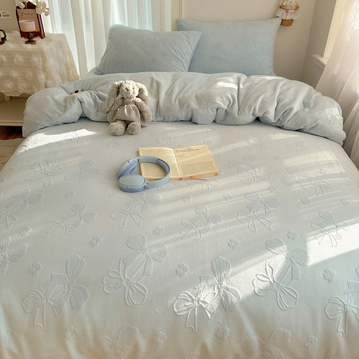 91家纺网 家纺一手货源 找家纺 瑞钰 2025新款ins博士风蝴蝶全消光雕花暗合牛奶绒四件套 蝴蝶结-浅蓝