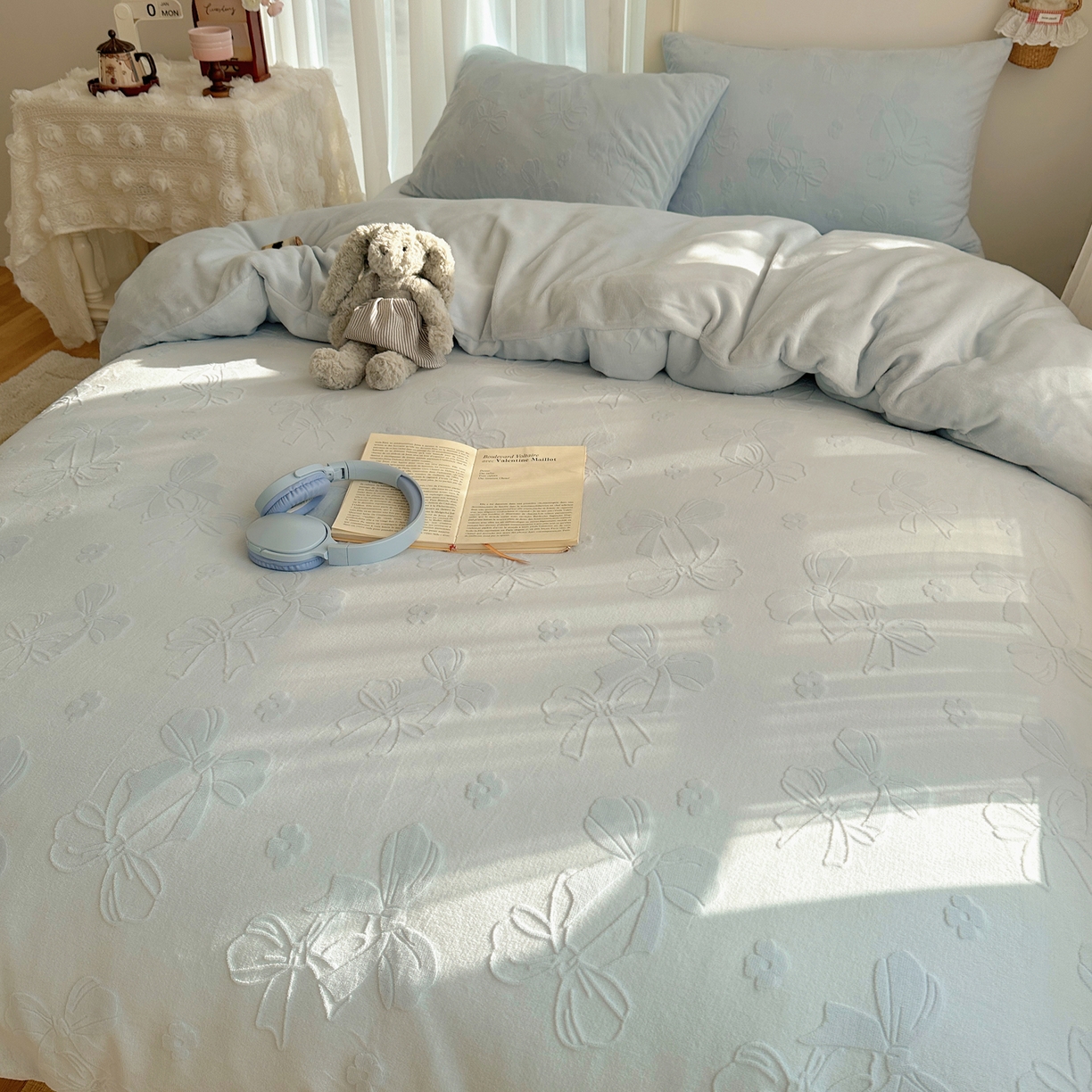 91家纺网 家纺一手货源 找家纺 瑞钰 2025新款ins博士风蝴蝶全消光雕花暗合牛奶绒四件套 蝴蝶结-浅蓝