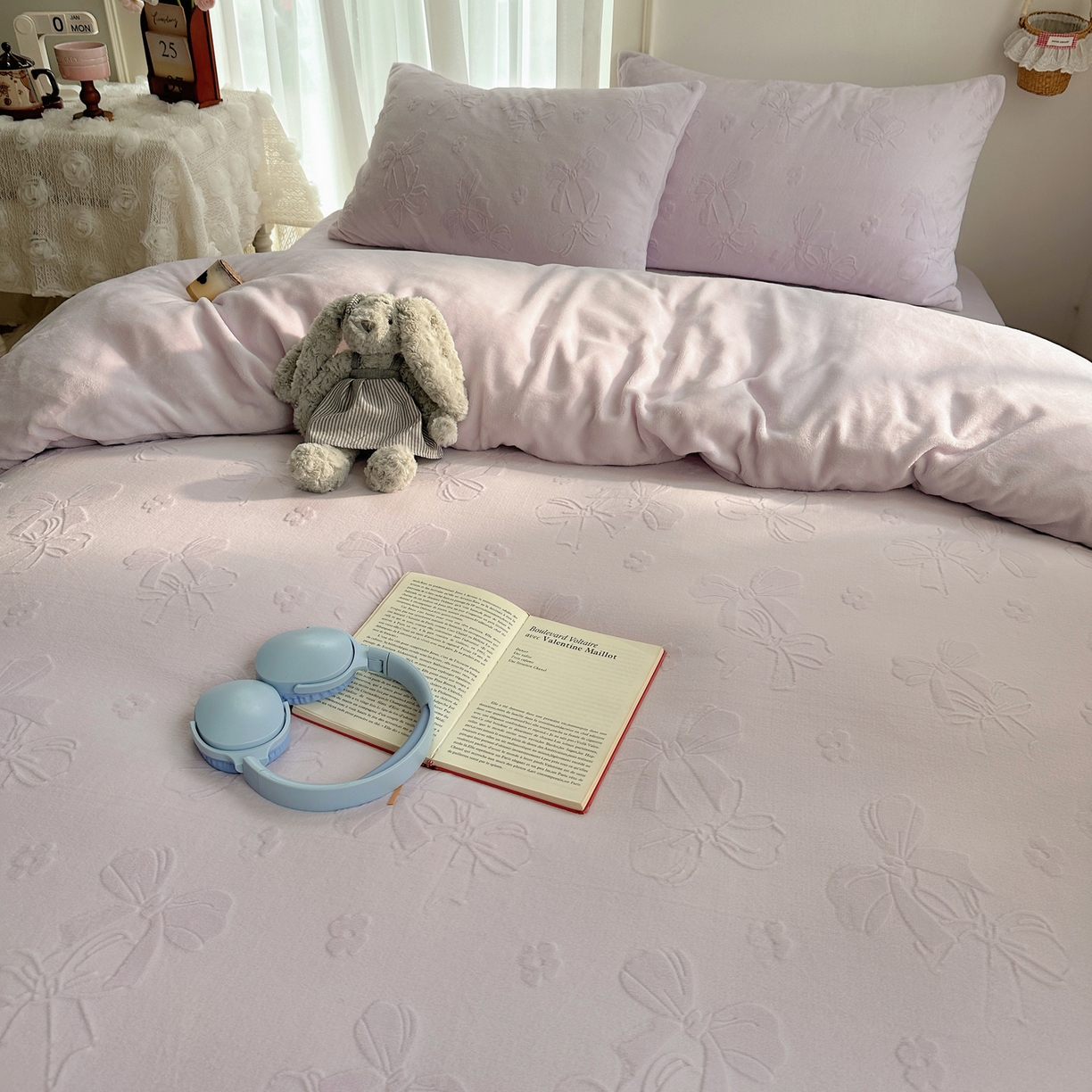 91家纺网 家纺一手货源 找家纺 瑞钰 2025新款ins博士风蝴蝶全消光雕花暗合牛奶绒四件套 蝴蝶结-浅紫