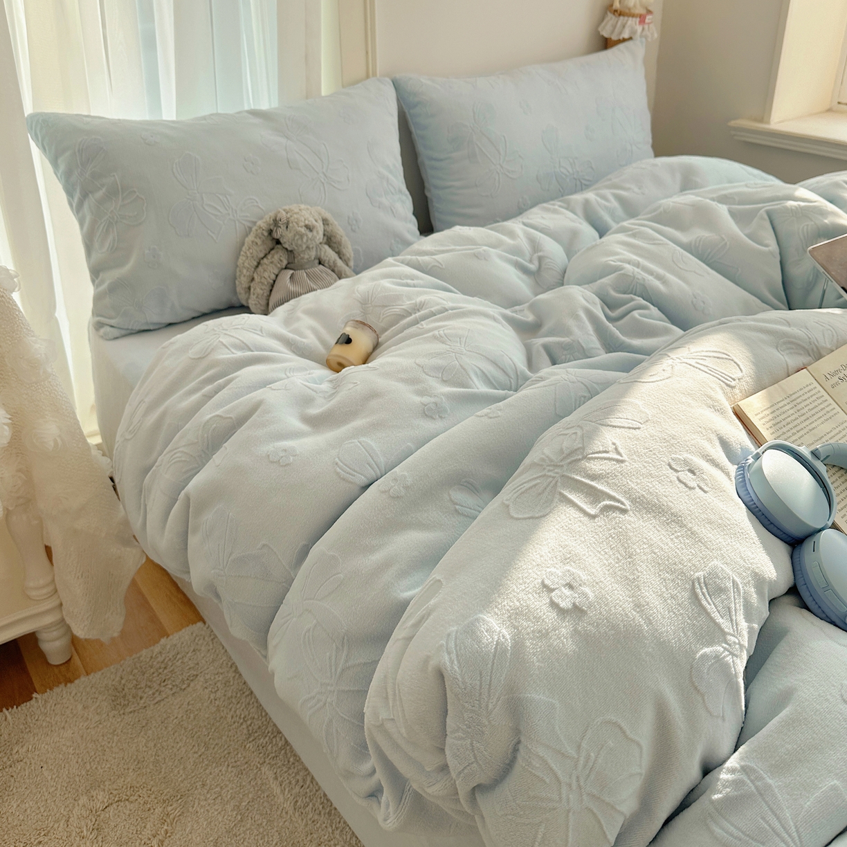 瑞钰 2025新款ins博士风蝴蝶全消光雕花暗合牛奶绒四件套 蝴蝶结-浅蓝