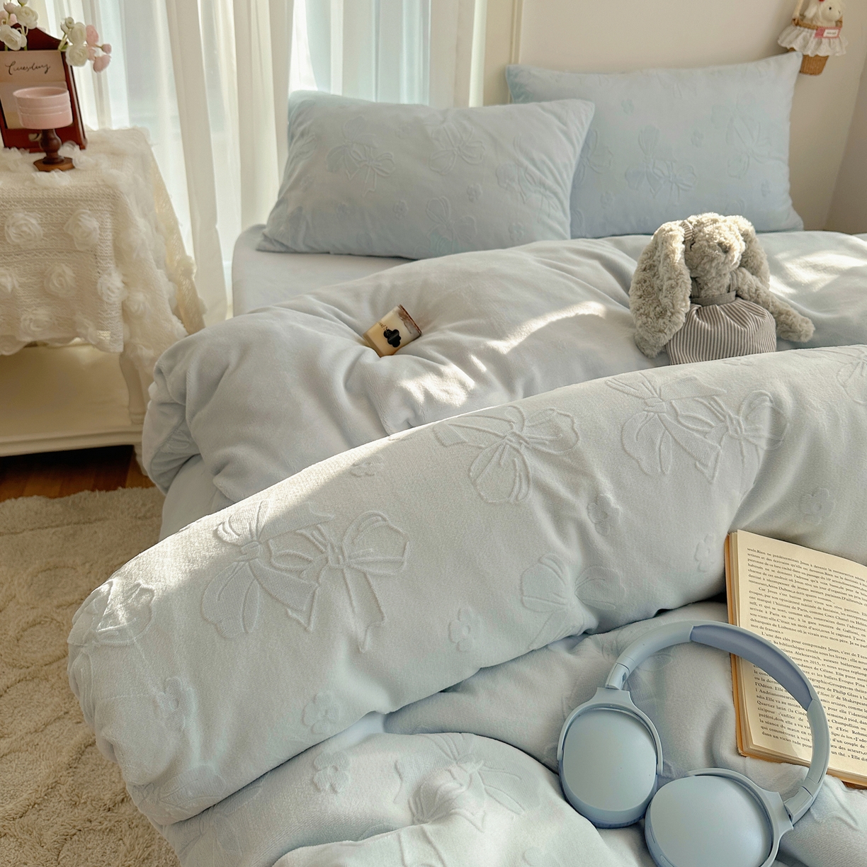 91家纺网 家纺一手货源 找家纺 瑞钰 2025新款ins博士风蝴蝶全消光雕花暗合牛奶绒四件套 蝴蝶结-浅蓝