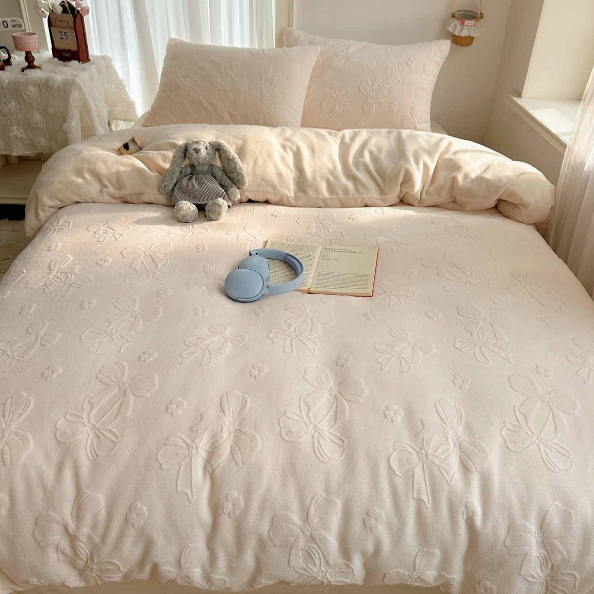 91家纺网 家纺一手货源 找家纺 瑞钰 2025新款ins博士风蝴蝶全消光雕花暗合牛奶绒四件套 蝴蝶结-米白