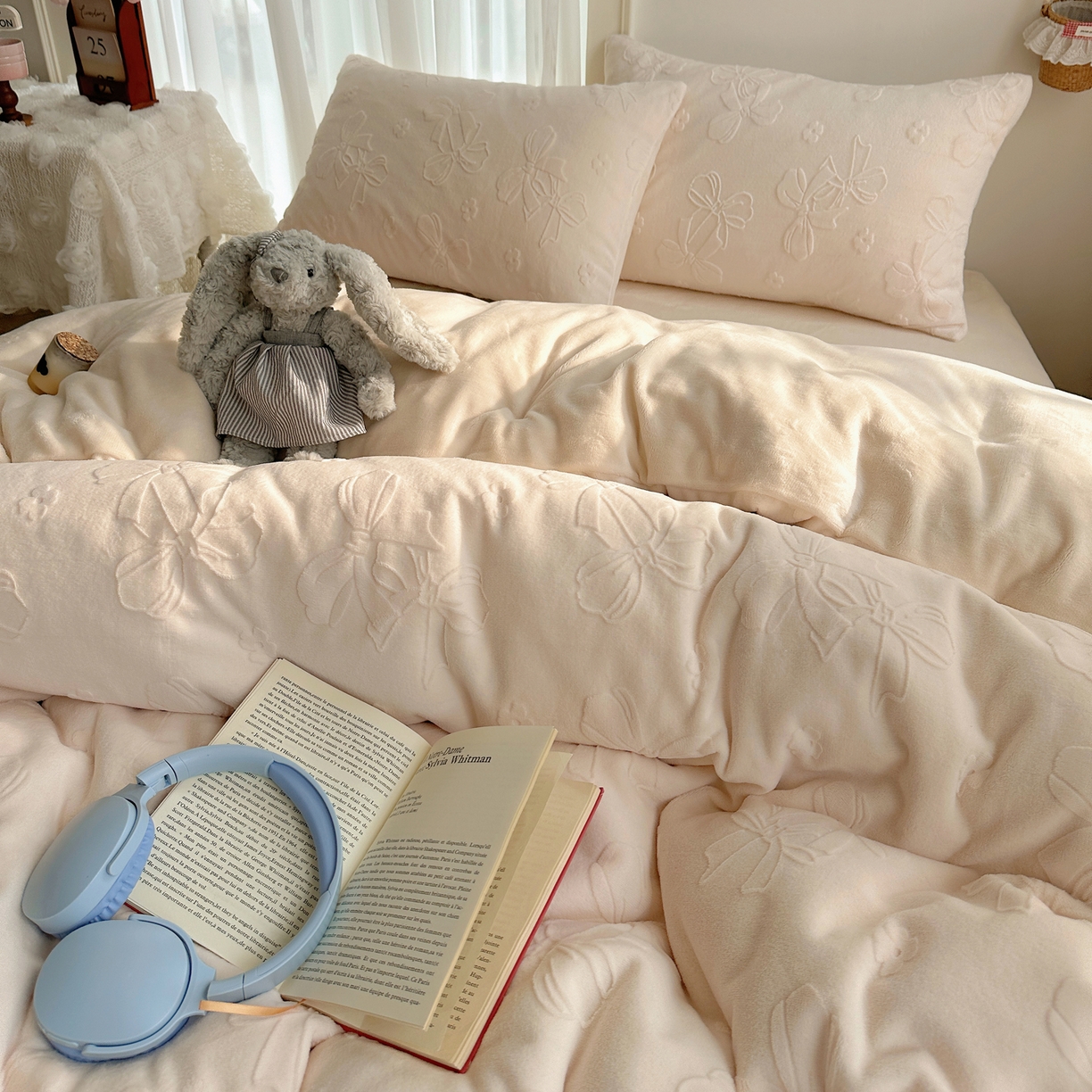 91家纺网 家纺一手货源 找家纺 瑞钰 2025新款ins博士风蝴蝶全消光雕花暗合牛奶绒四件套 蝴蝶结-米白