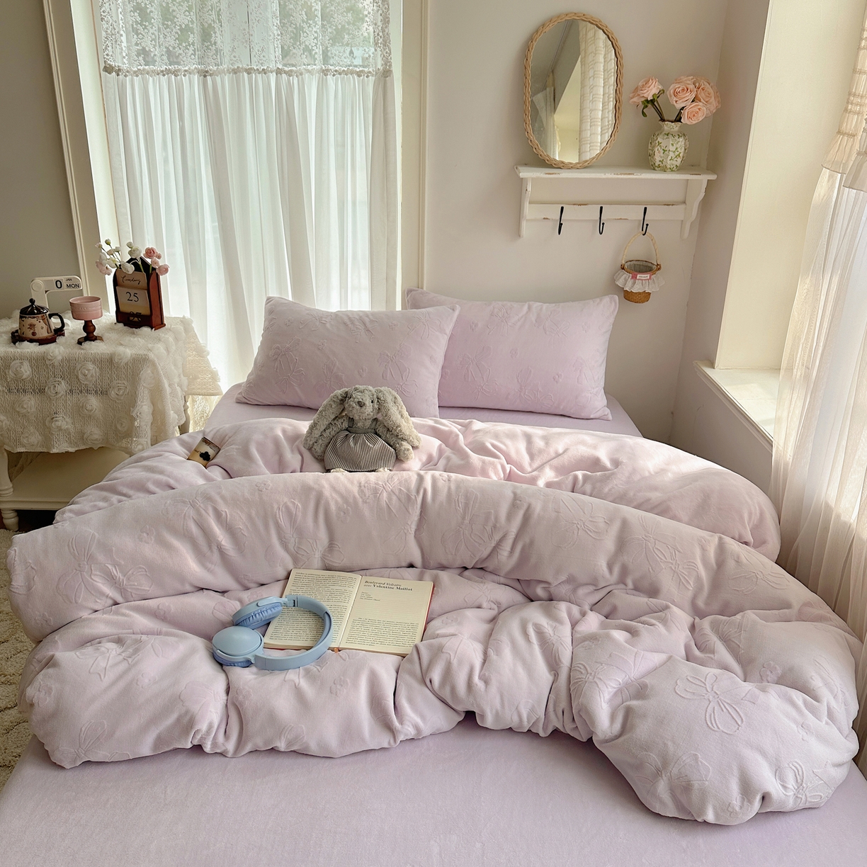 91家纺网 家纺一手货源 找家纺 瑞钰 2025新款ins博士风蝴蝶全消光雕花暗合牛奶绒四件套 蝴蝶结-浅紫