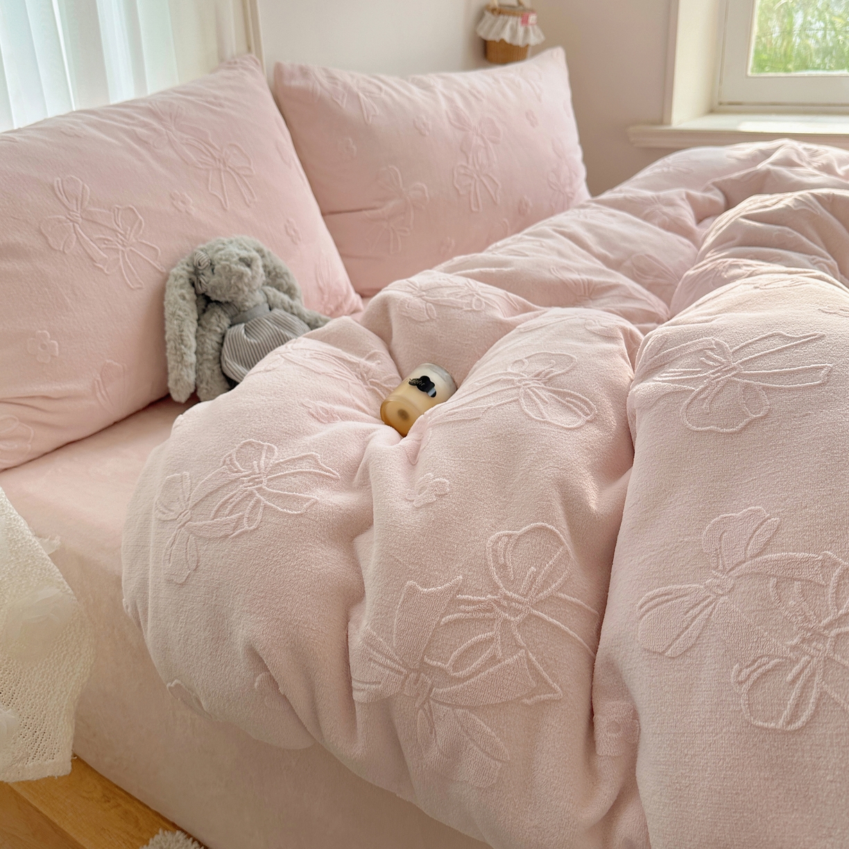 瑞钰 2025新款ins博士风蝴蝶全消光雕花暗合牛奶绒四件套 蝴蝶结-浅粉