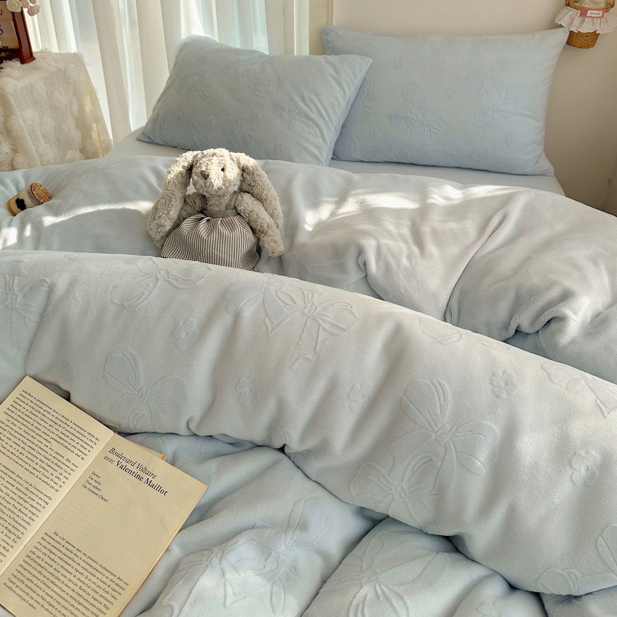 91家纺网 家纺一手货源 找家纺 瑞钰 2025新款ins博士风蝴蝶全消光雕花暗合牛奶绒四件套 蝴蝶结-浅蓝