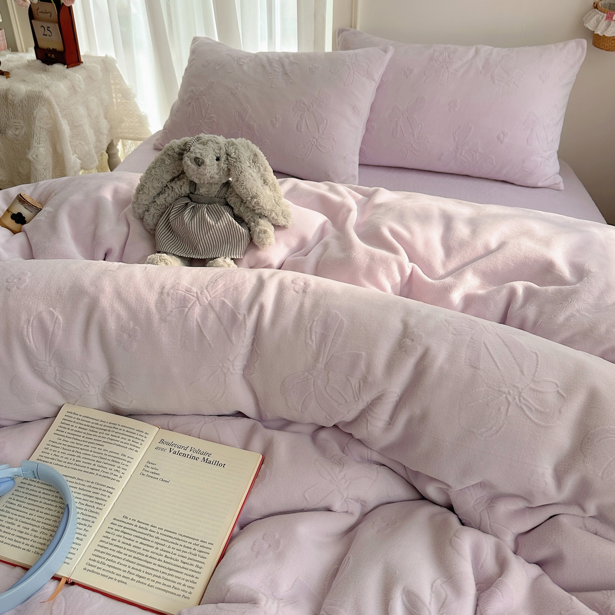 91家纺网 家纺一手货源 找家纺 瑞钰 2025新款ins博士风蝴蝶全消光雕花暗合牛奶绒四件套 蝴蝶结-浅紫