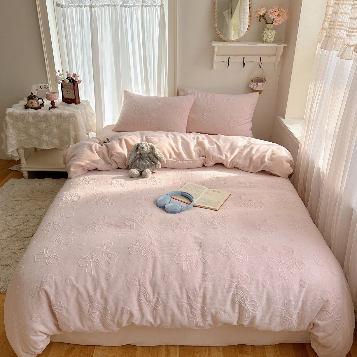 91家纺网 家纺一手货源 找家纺 瑞钰 2025新款ins博士风蝴蝶全消光雕花暗合牛奶绒四件套 蝴蝶结-浅粉