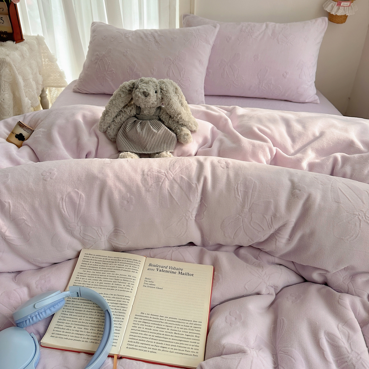 91家纺网 家纺一手货源 找家纺 瑞钰 2025新款ins博士风蝴蝶全消光雕花暗合牛奶绒四件套 蝴蝶结-浅紫