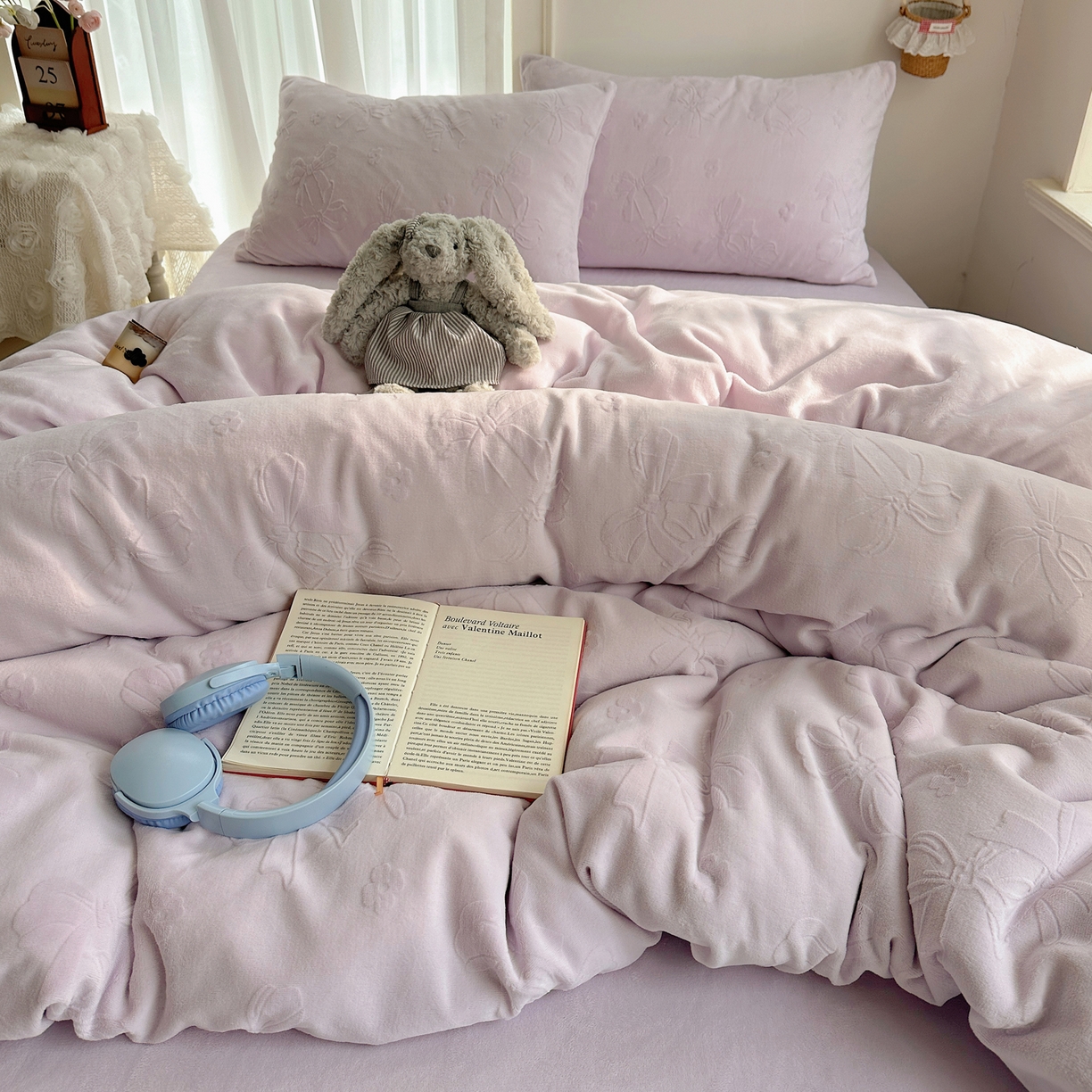 91家纺网 家纺一手货源 找家纺 瑞钰 2025新款ins博士风蝴蝶全消光雕花暗合牛奶绒四件套 蝴蝶结-浅紫