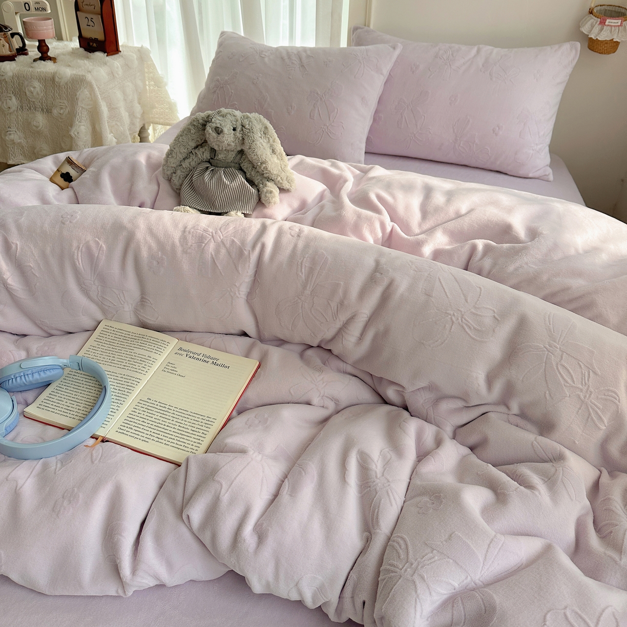 91家纺网 家纺一手货源 找家纺 瑞钰 2025新款ins博士风蝴蝶全消光雕花暗合牛奶绒四件套 蝴蝶结-浅紫