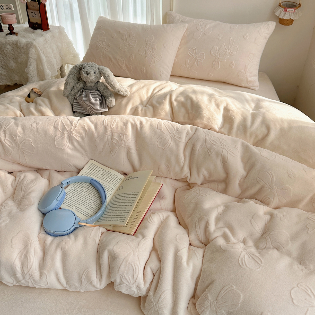 91家纺网 家纺一手货源 找家纺 瑞钰 2025新款ins博士风蝴蝶全消光雕花暗合牛奶绒四件套 蝴蝶结-米白