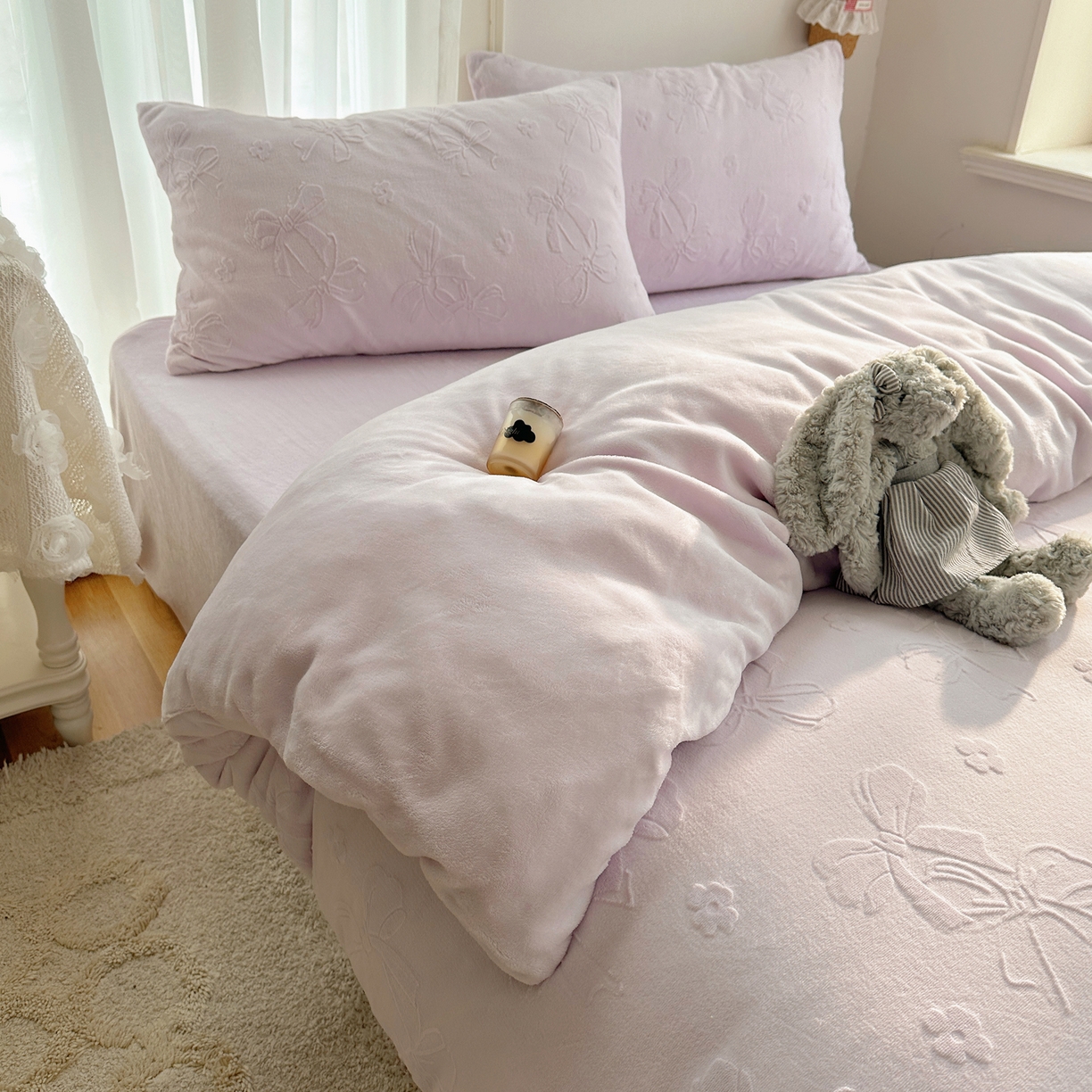 91家纺网 家纺一手货源 找家纺 瑞钰 2025新款ins博士风蝴蝶全消光雕花暗合牛奶绒四件套 蝴蝶结-浅紫