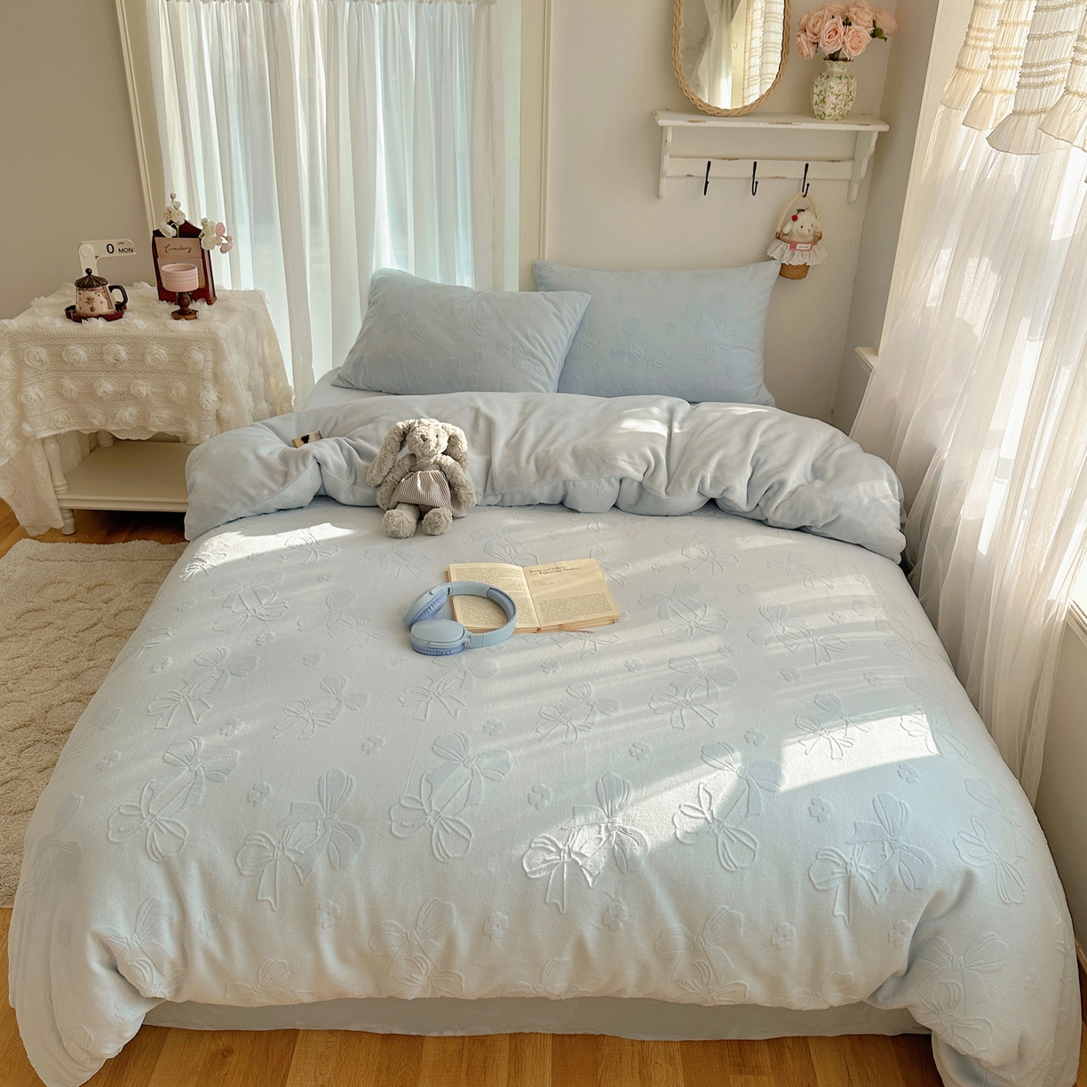 91家纺网 家纺一手货源 找家纺 瑞钰 2025新款ins博士风蝴蝶全消光雕花暗合牛奶绒四件套 蝴蝶结-浅蓝