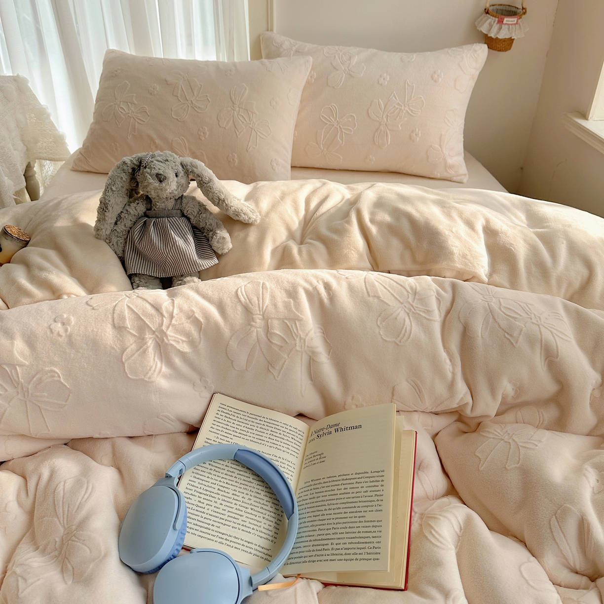 91家纺网 家纺一手货源 找家纺 瑞钰 2025新款ins博士风蝴蝶全消光雕花暗合牛奶绒四件套 蝴蝶结-米白