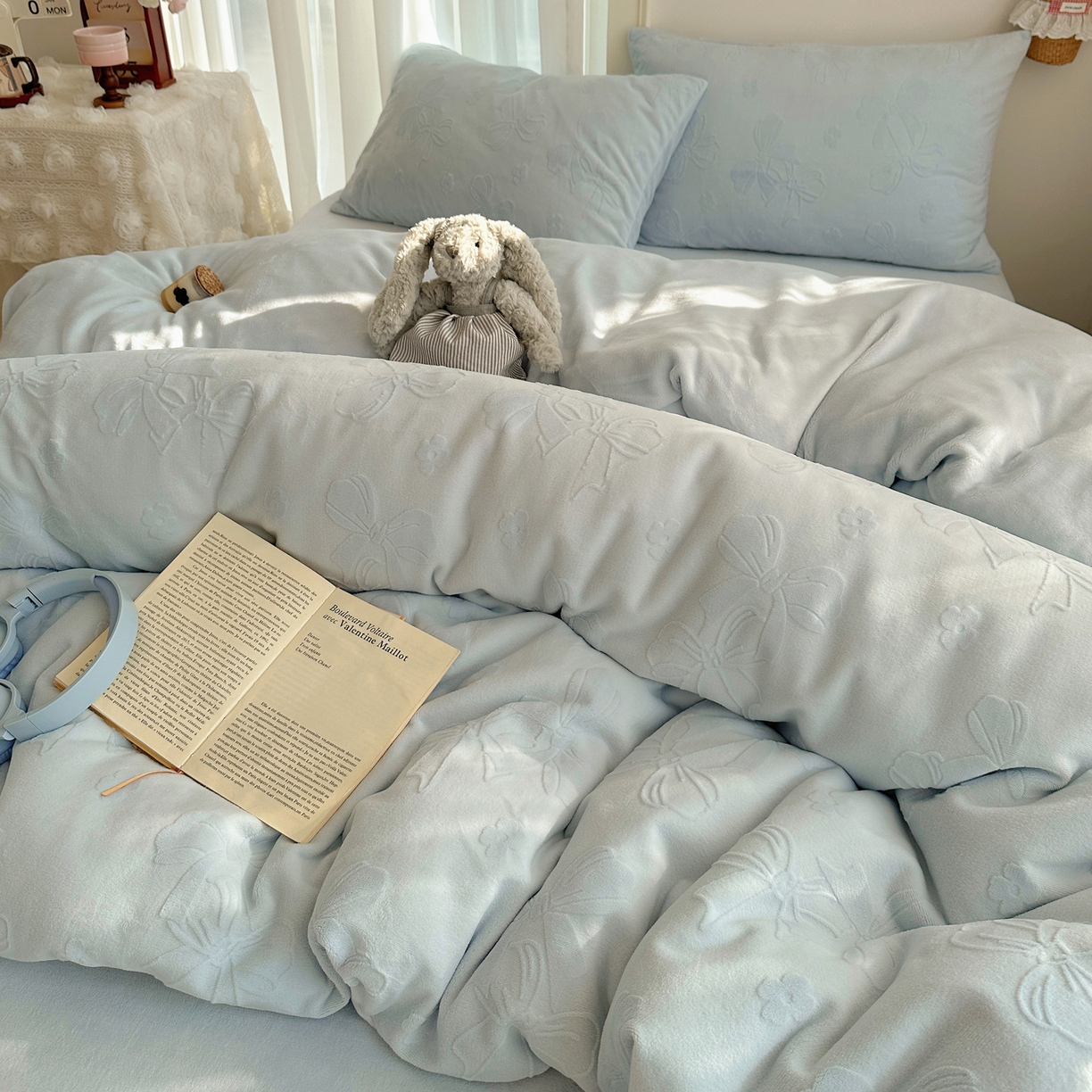 91家纺网 家纺一手货源 找家纺 瑞钰 2025新款ins博士风蝴蝶全消光雕花暗合牛奶绒四件套 蝴蝶结-浅蓝