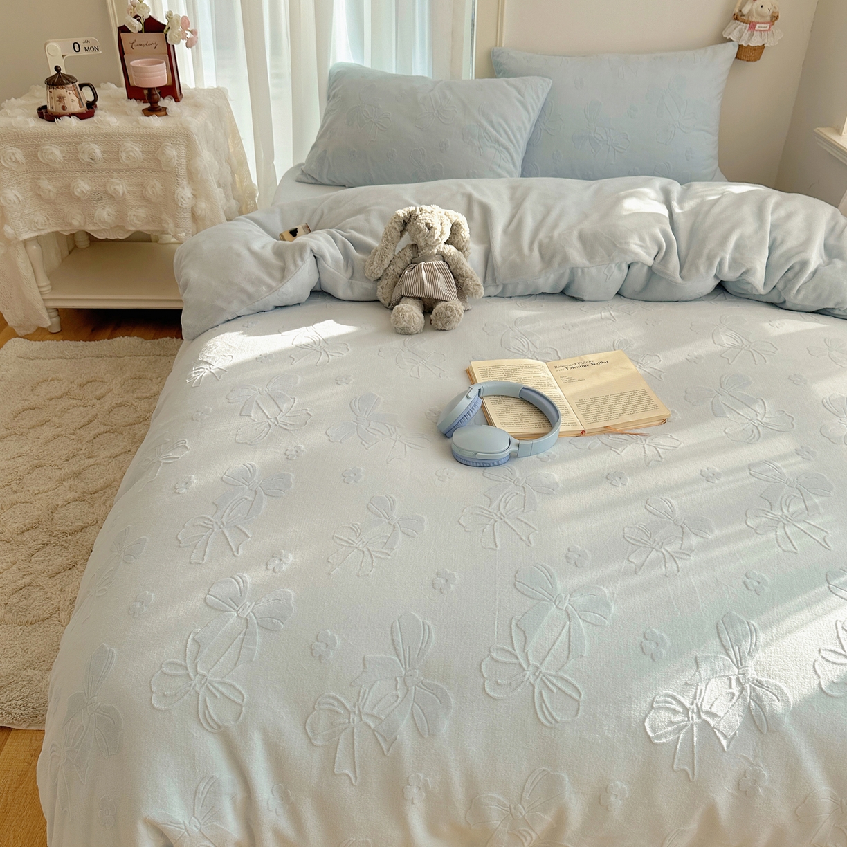 91家纺网 家纺一手货源 找家纺 瑞钰 2025新款ins博士风蝴蝶全消光雕花暗合牛奶绒四件套 蝴蝶结-浅蓝