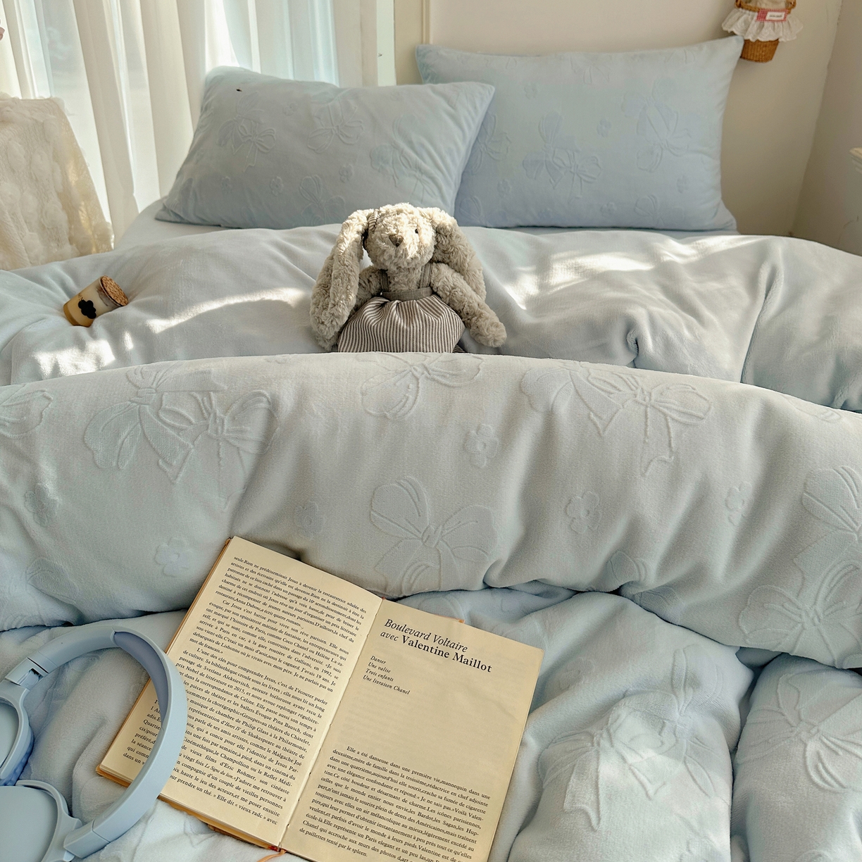 91家纺网 家纺一手货源 找家纺 瑞钰 2025新款ins博士风蝴蝶全消光雕花暗合牛奶绒四件套 蝴蝶结-浅蓝