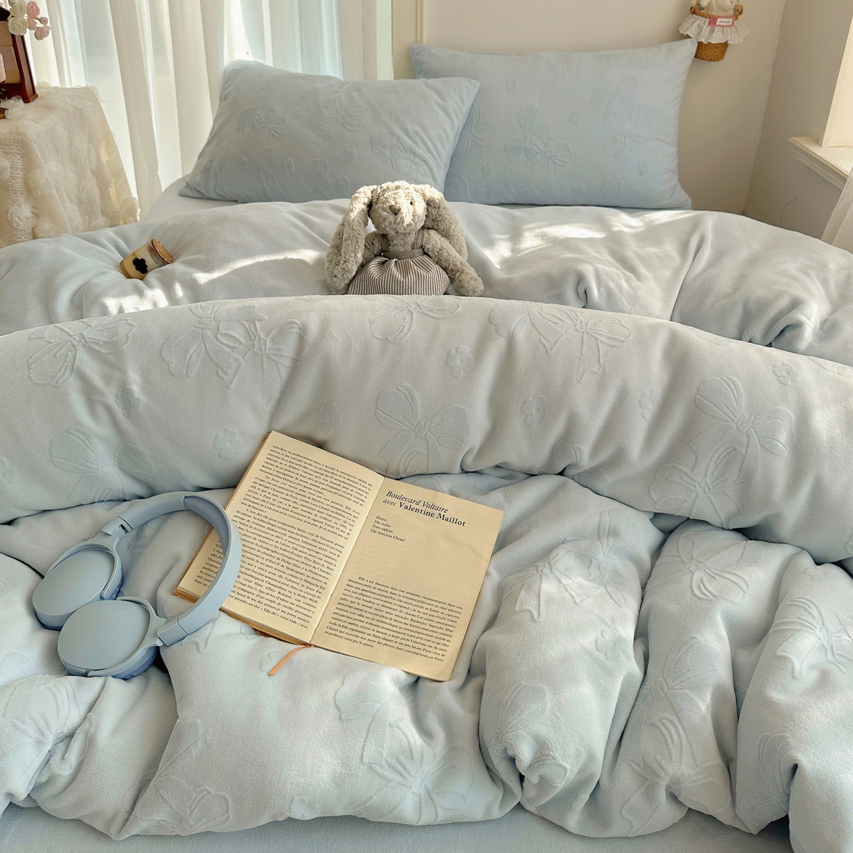 91家纺网 家纺一手货源 找家纺 瑞钰 2025新款ins博士风蝴蝶全消光雕花暗合牛奶绒四件套 蝴蝶结-浅蓝