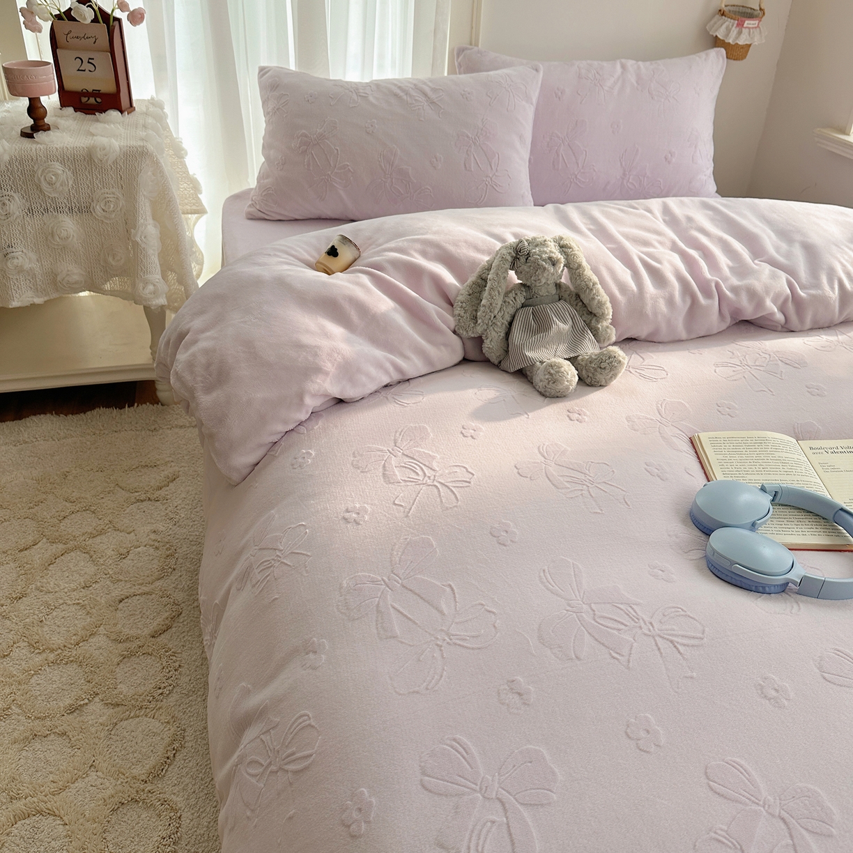 91家纺网 家纺一手货源 找家纺 瑞钰 2025新款ins博士风蝴蝶全消光雕花暗合牛奶绒四件套 蝴蝶结-浅紫