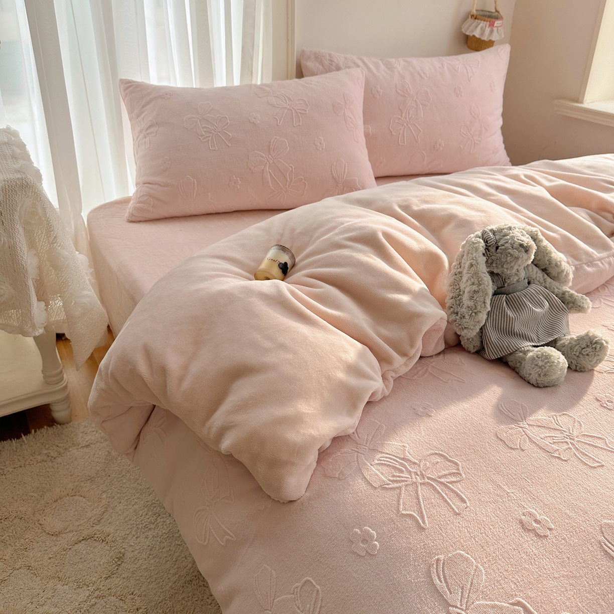 91家纺网 家纺一手货源 找家纺 瑞钰 2025新款ins博士风蝴蝶全消光雕花暗合牛奶绒四件套 蝴蝶结-浅粉