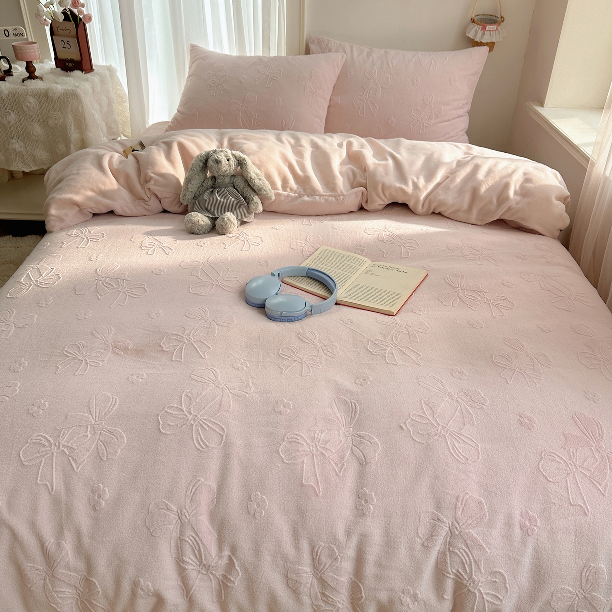 91家纺网 家纺一手货源 找家纺 瑞钰 2025新款ins博士风蝴蝶全消光雕花暗合牛奶绒四件套 蝴蝶结-浅粉